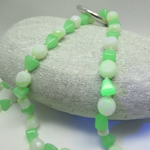 Uranium glass bead necklace - Picture 8 of 11